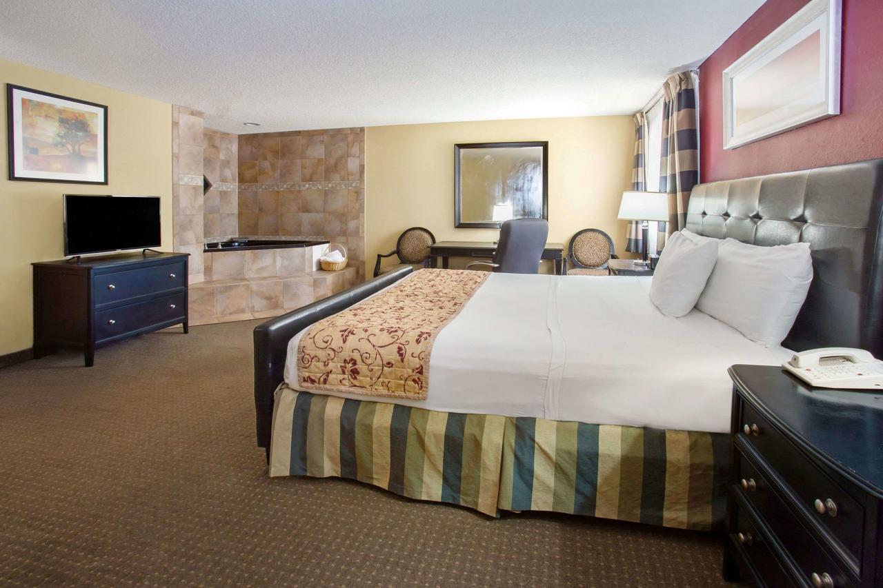 Ramada By Wyndham Bettendorf Extérieur photo