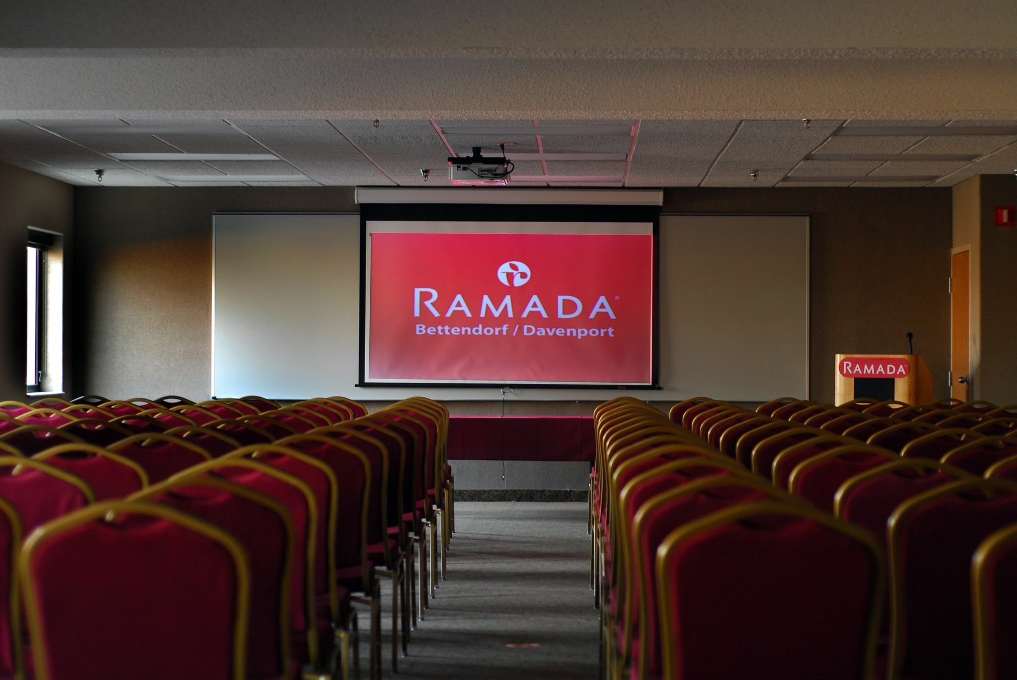 Ramada By Wyndham Bettendorf Extérieur photo